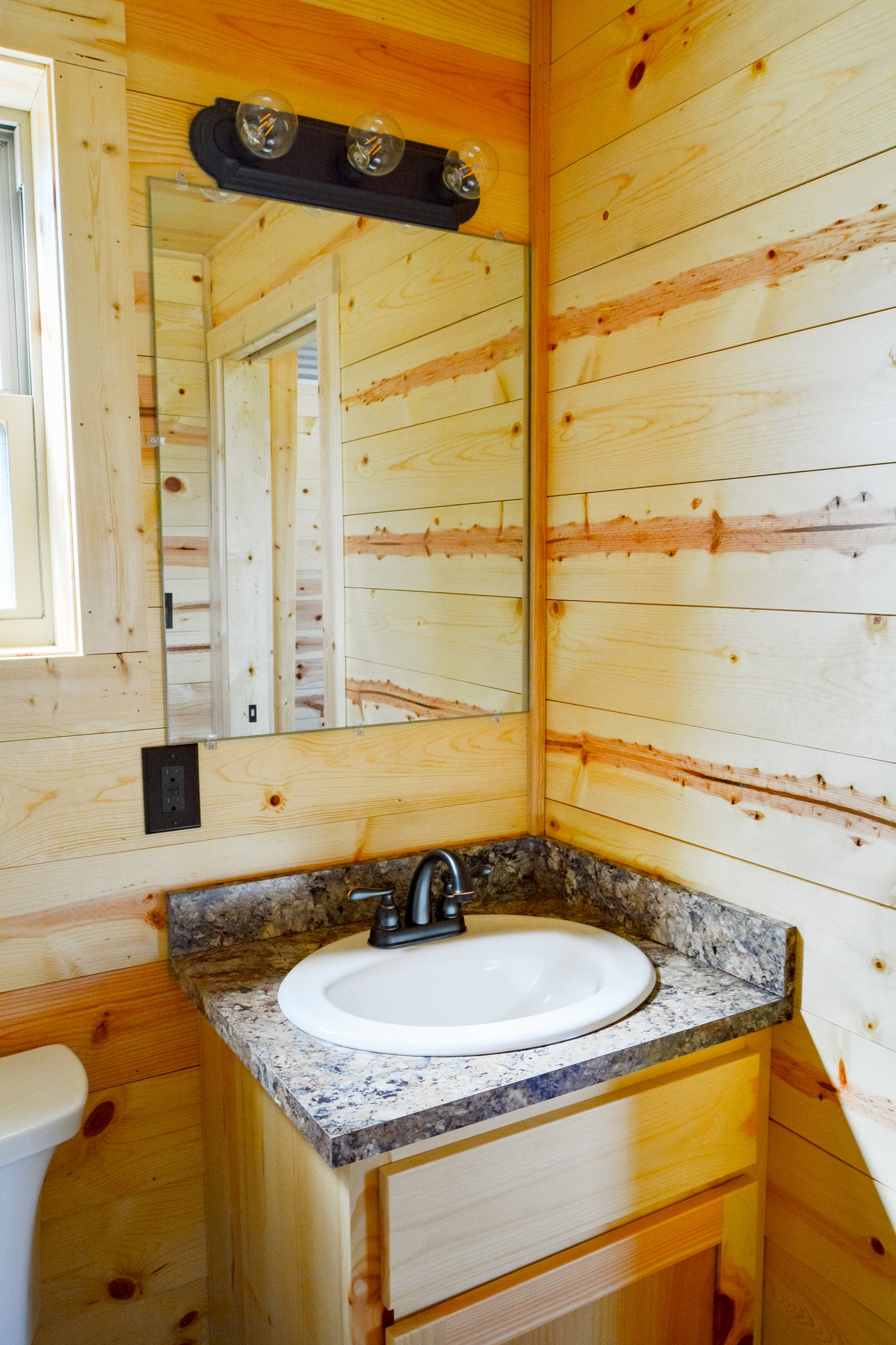 The Willow Brook Cabin ( RHODE ISLAND PRICING )