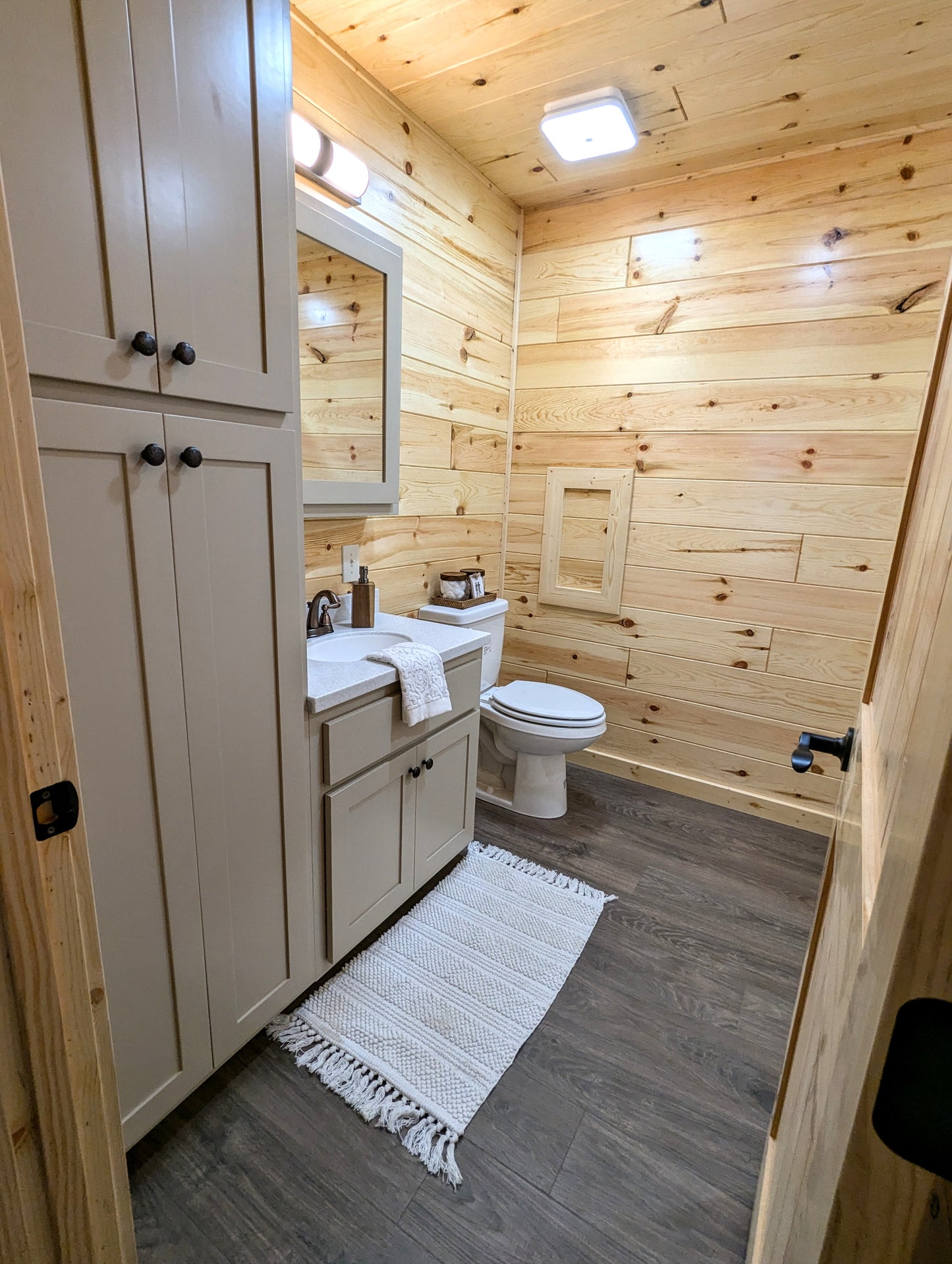 The Gatlinburg Lodge Cabin - ( ALASKA PRICING )