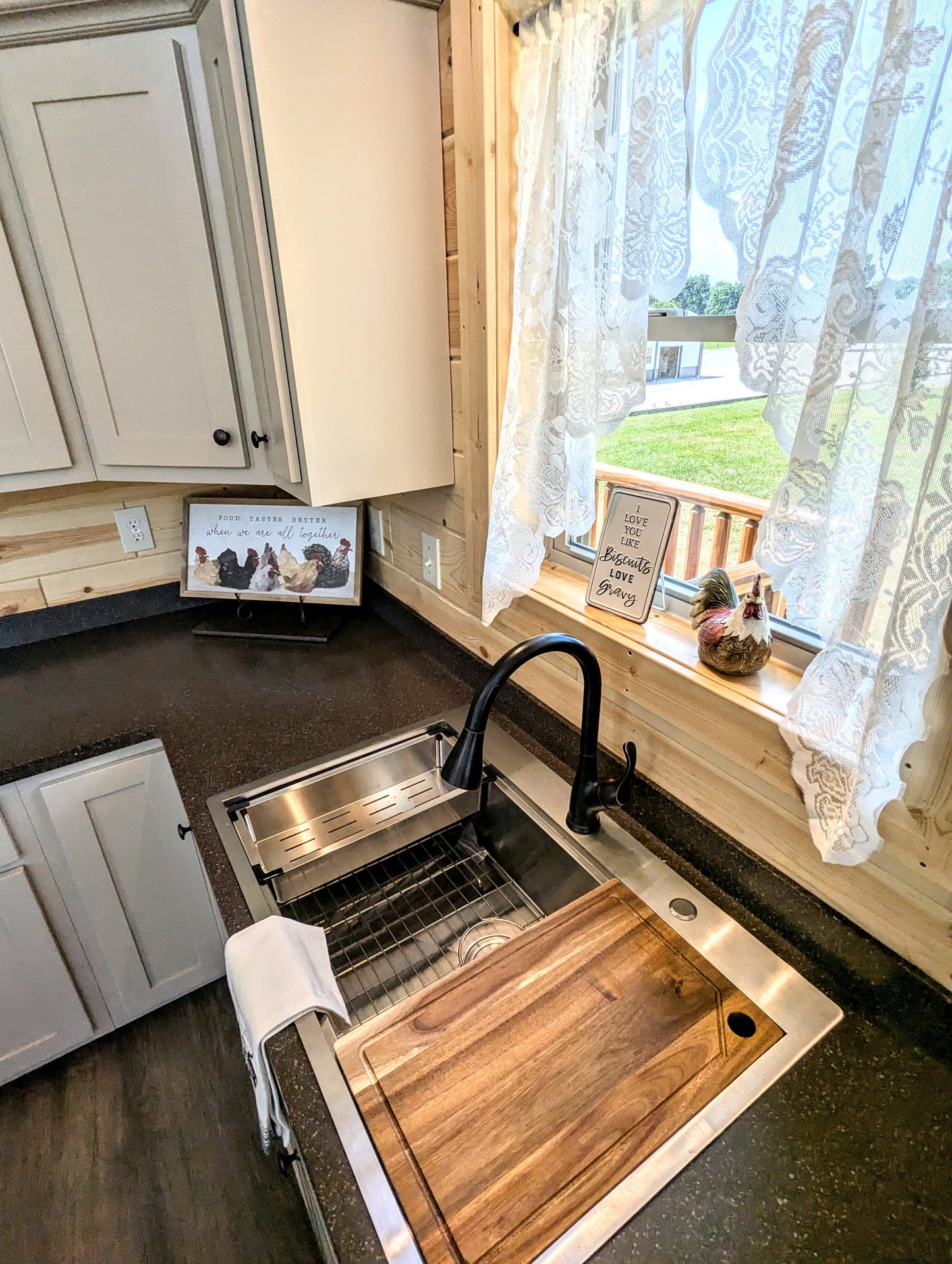 The Gatlinburg Lodge Cabin - ( ALASKA PRICING )
