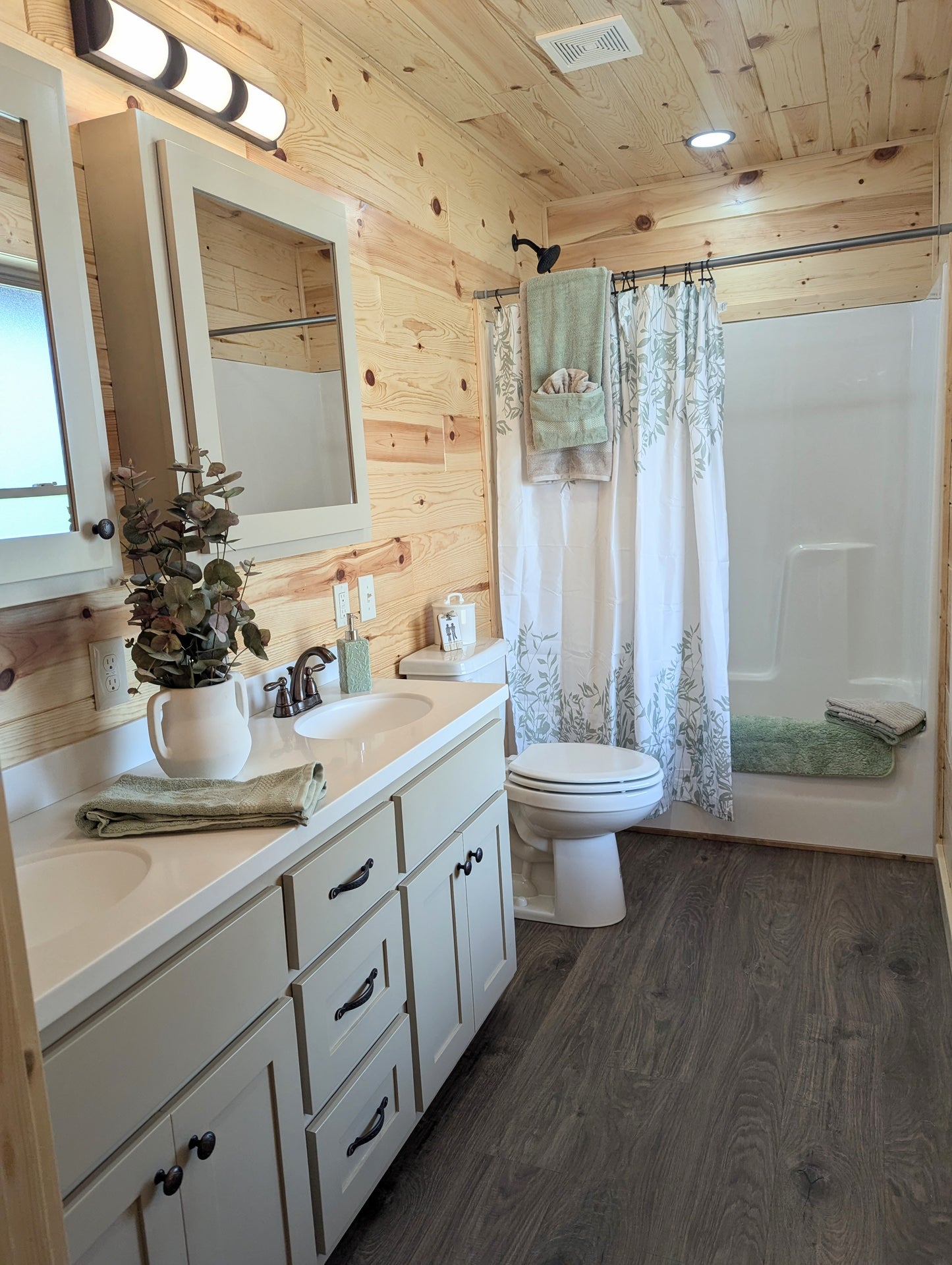 The Gatlinburg Lodge Cabin - ( IOWA PRICING )